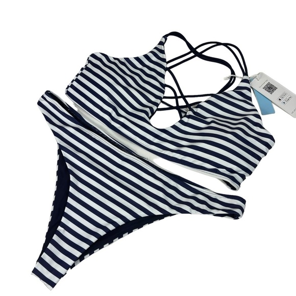 New Cupshe Navy Blue & White Striped Halter Top Bikini Swimsuit Size X Large - Picture 4 of 9